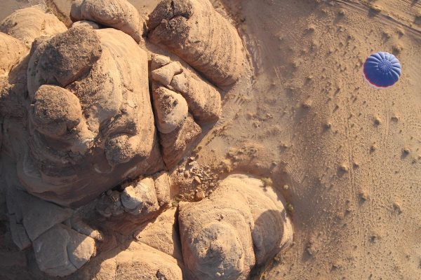 Hot air balloon above Hegra rocks